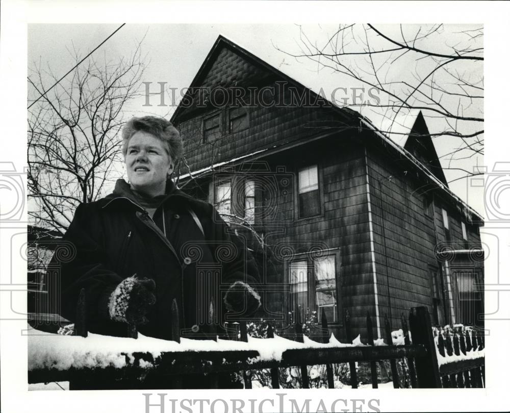 1990 Press Photo Cindy Drennan in front of the Queen of All Saints casa - Historic Images