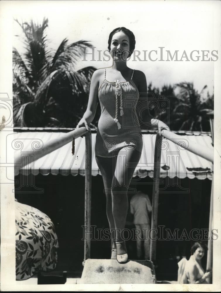 1935 Press Photo Mermaid socialite at Roney Plaza Cabana Sun Club Fla - Historic Images