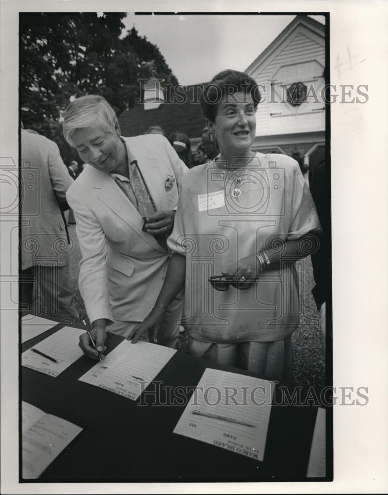 1991 Press Photo Michael &amp; Susie Cargile put in a bid for a Fort Lauderdale vaca - Historic Images