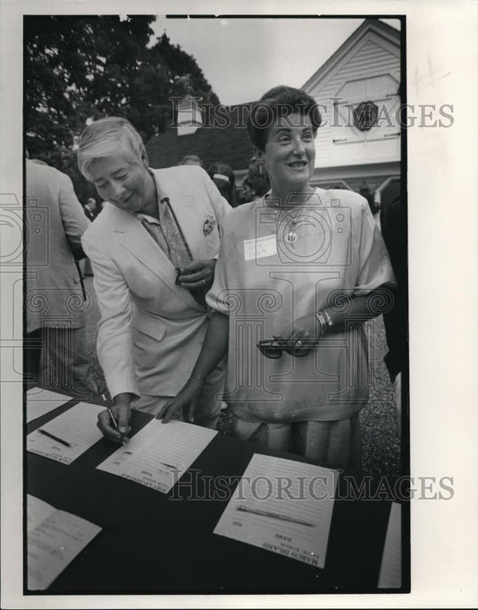 1991 Press Photo Michael & Susie Cargile put in a bid for a Fort Lauderdale vaca - Historic Images