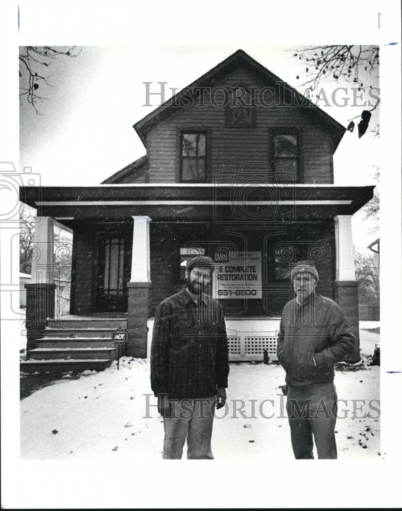 1991 Press Photo Mark Herskowitz and Charles Butts Outside Renovated Home - Historic Images