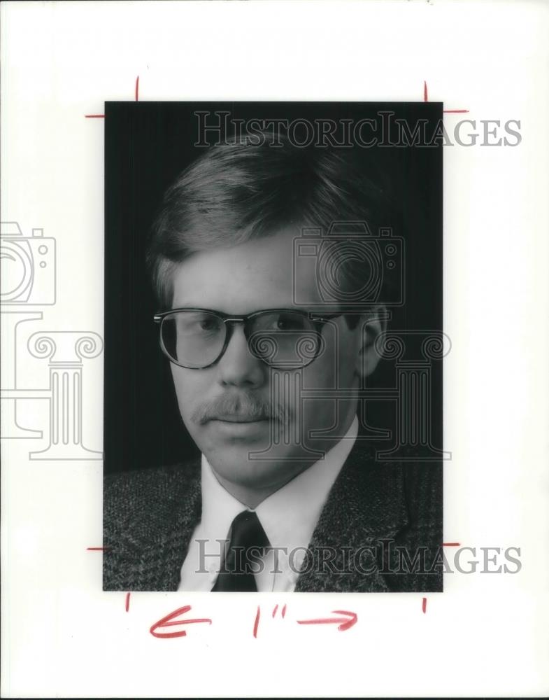 1990 Press Photo John Barker Business Section Copy Editor - Historic Images