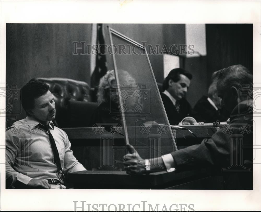 1991 Press Photo Defense Atty Thomas Shaugnessy cross examines Danny Crawford - Historic Images