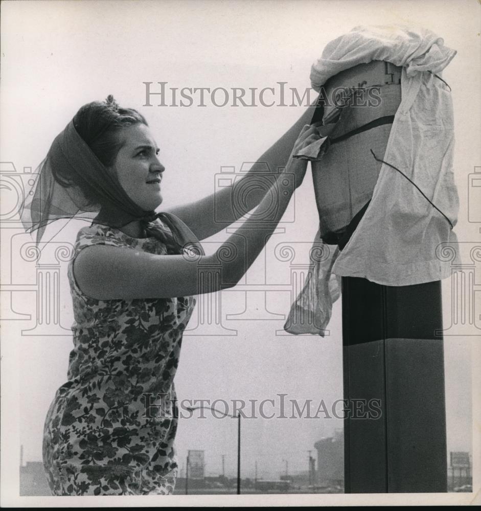 1966 Press Photo Judy Prusnek at new Public Emergency Police Phone box - Historic Images