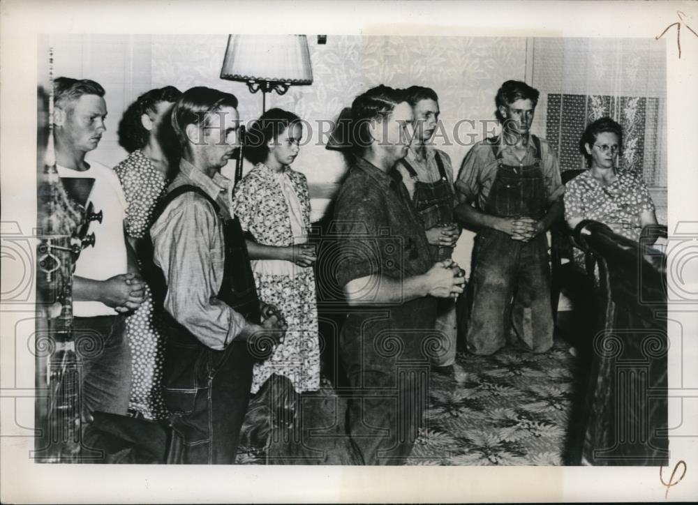 1949 Press Photo Greten Family prays for the spirit manifestation in their farm - Historic Images