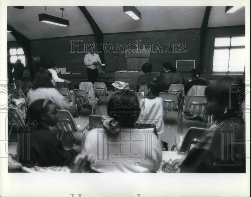 1993 Press Photo John Bradley Speaks With Group In Classroom - Historic Images