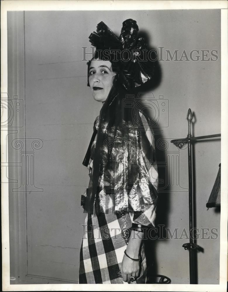 1935 Press Photo Mrs Kenneth Clinton in costume at Bal de Tete - Historic Images