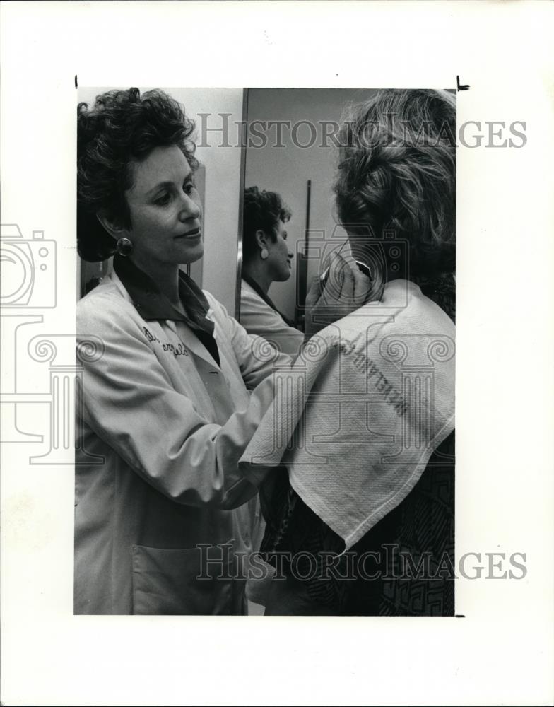 1990 Press Photo Dermatologist Wilma F. Bergfield MD Cleveland Clinic - Historic Images