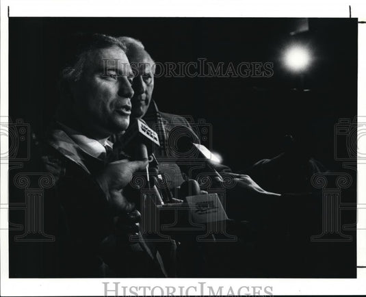 1990 Press Photo Gateway Thomas Chema Talks to Media With Mayor Mike White - Historic Images
