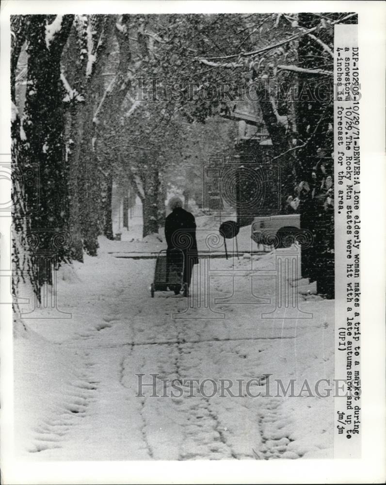 1971 Press Photo The old woman in the middle of Rocky Mountain snow storm - Historic Images