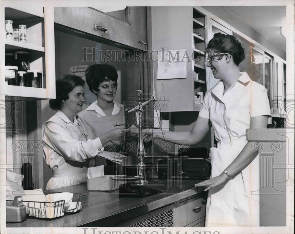 1963 Press Photo Three Huron Road Hospital volunteers planning to be doctors - Historic Images