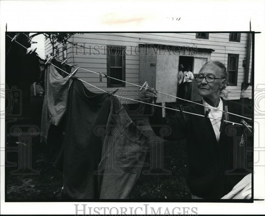 1991 Press Photo Virgie Carroll AKA Grandma takes the clothes of the line - Historic Images
