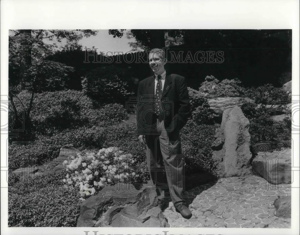 1990 Press Photo Gary Bukoonik in Cleveland Garden Center - Historic Images