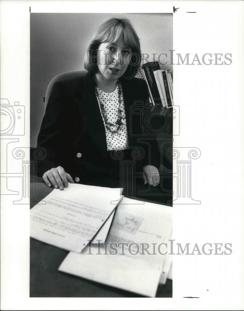 1990 Press Photo Carolyn Buller Bankruptcy Lawyer with Squire Sanders &amp; Dempsey - Historic Images