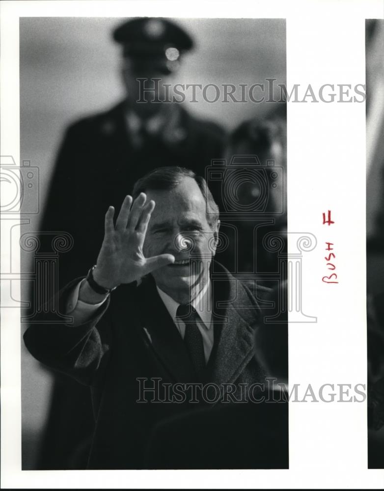 1992 Press Photo President George Bush waves to the crowd gathered at I-X - Historic Images