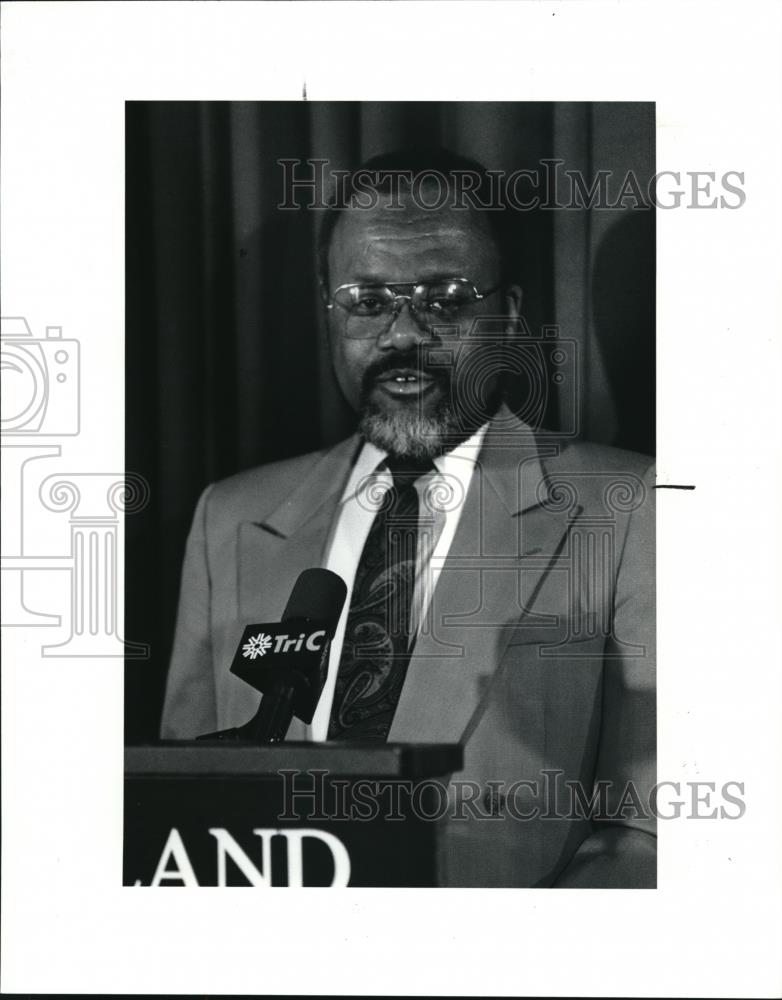 1991 Press Photo Elbert Cobb Glenville High School Principal at Mayor&#39;s Forum. - Historic Images