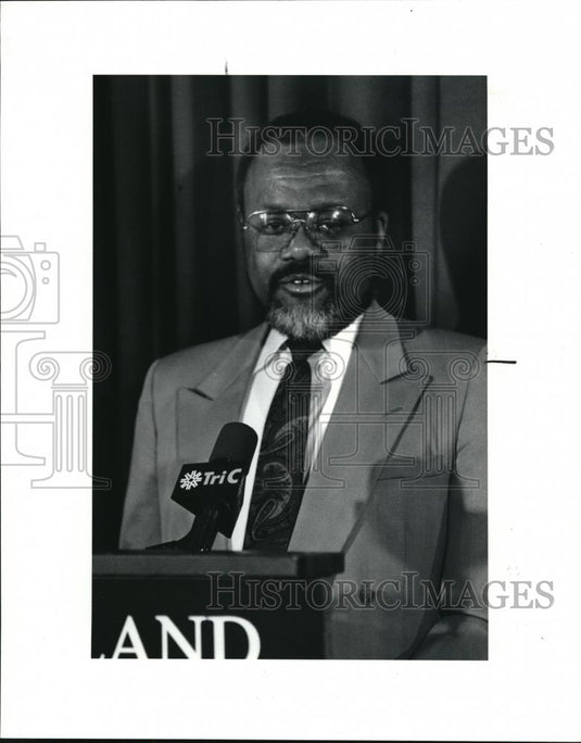 1991 Press Photo Elbert Cobb Glenville High School Principal at Mayor's Forum. - Historic Images