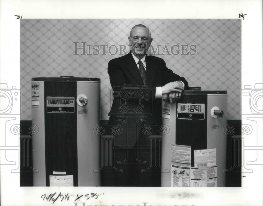 1990 Press Photo Walter L. Abt is the chairman of Mor-Flo - Historic Images