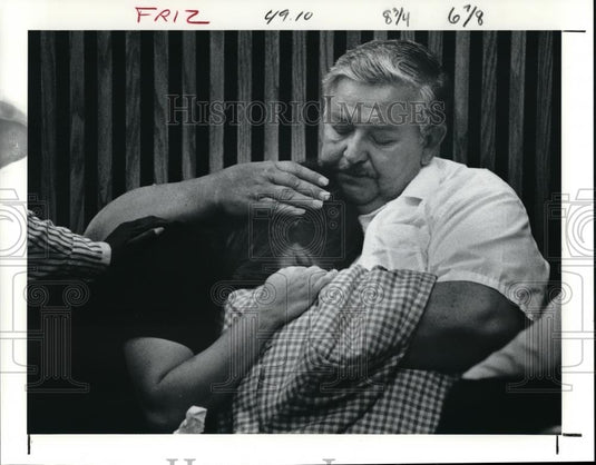 1991 Press Photo Susan Bednarskisobs in the arms of her - Historic Images