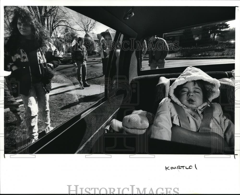 1991 Press Photo Kourtaney May Collins with her parents Tami &amp; Michael - Historic Images