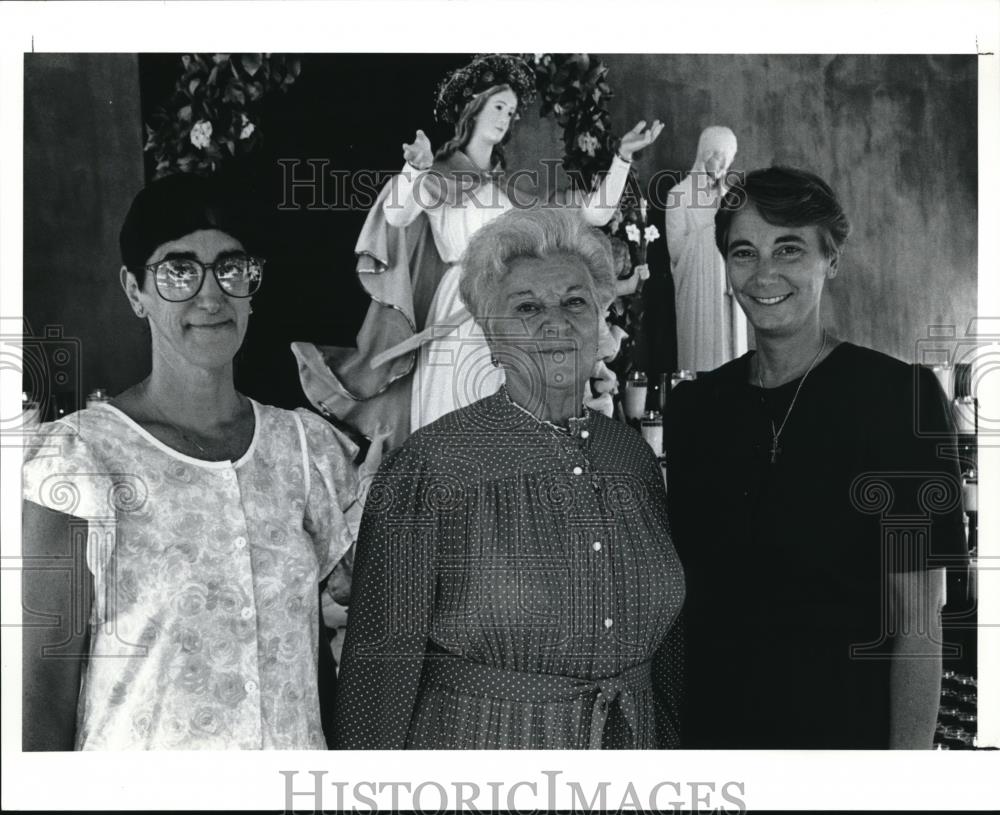 1991 Press Photo Jenny, Jennie and Sister Johnica D&#39;Amico inside the church - Historic Images