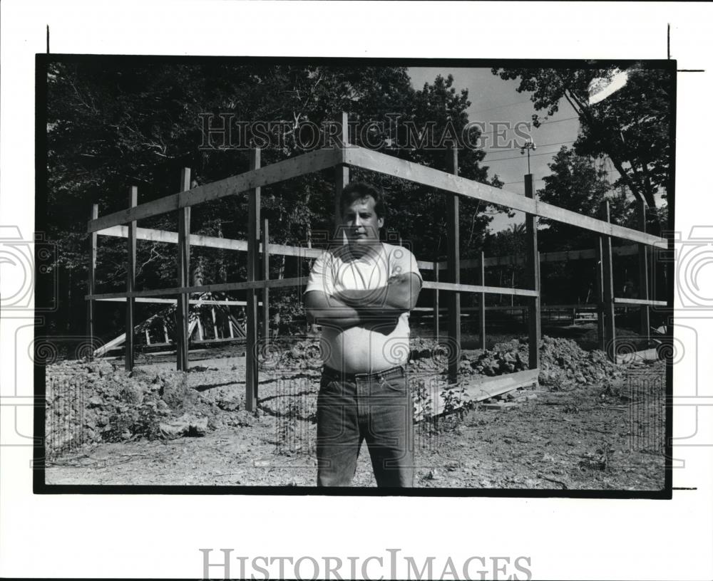 1991 Press Photo Dave Coyne stands in front of barn he is building - Historic Images