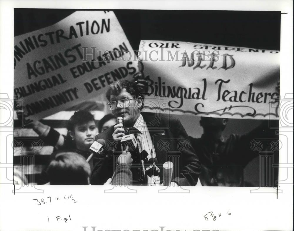 1991 Press Photo Richard DeColibus, Cleveland Teachers Union President speaks - Historic Images