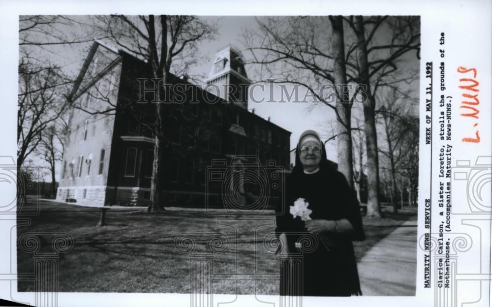 1992 Press Photo Nun Clarice Carlson Sister Loretto Strolls Motherhouse Grounds - Historic Images