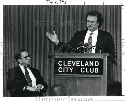 1991 Press Photo Cleveland Bd. of Education pres. James Carney talks at meeting - Historic Images