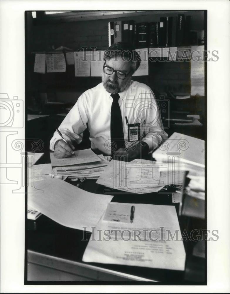 1991 Press Photo Howard Brett Assoc Director Logistics Purchasing Department - Historic Images