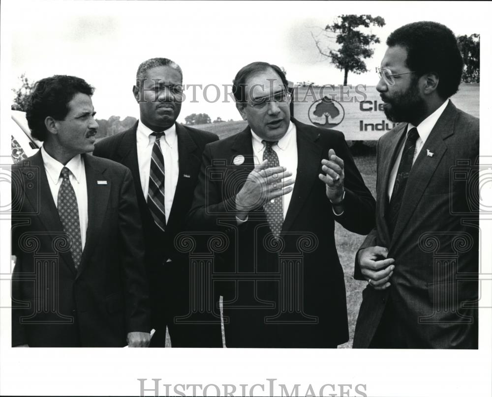 1990 Press Photo Gov.candidate Anthony Celebrezze talks with council members - Historic Images