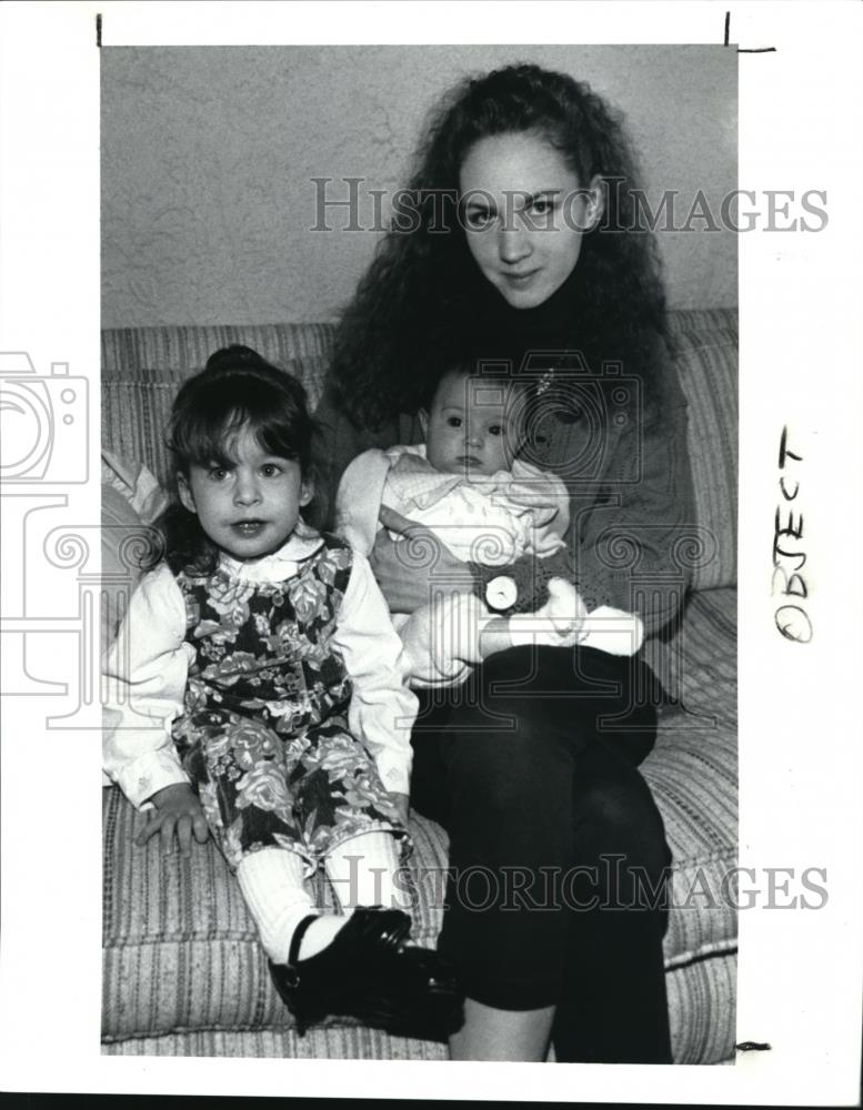 1990 Press Photo Stacie Centa with her 2 daughters - Historic Images