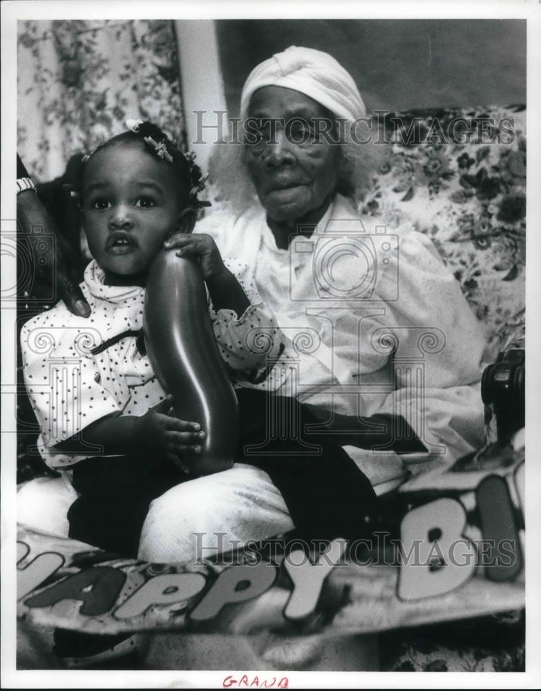 1992 Press Photo Florence Irene Brown Turns 100 Great Great Grandaughter A Brown - Historic Images