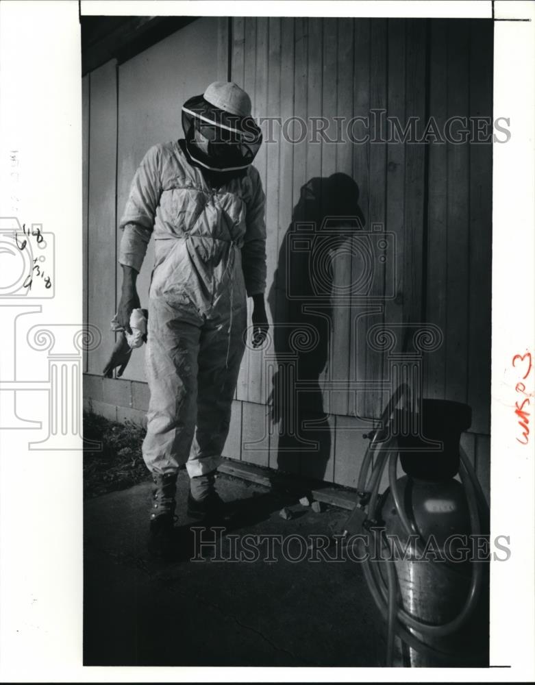 1991 Press Photo Ron Charvat Beekeeper In Barn - Historic Images