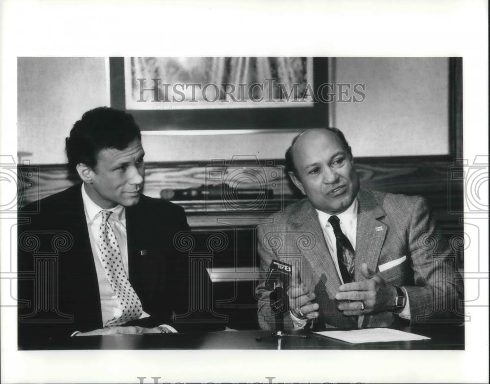 1991 Press Photo Gordon J. Green, Joe Aveni Three Village Condos Auction - Historic Images