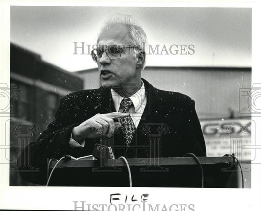 1990 Press Photo State Senator Charles Butts speaks at a Press Conference - Historic Images