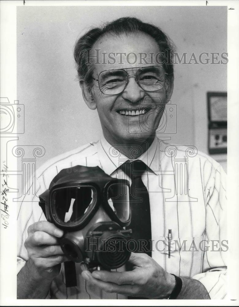 1990 Press Photo Alfred Bouer, Inventor of Audiopack Sound System - Historic Images