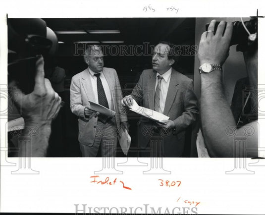 1991 Press Photo Employees at Common Pleas Courts Distribute Prosecution Info - Historic Images