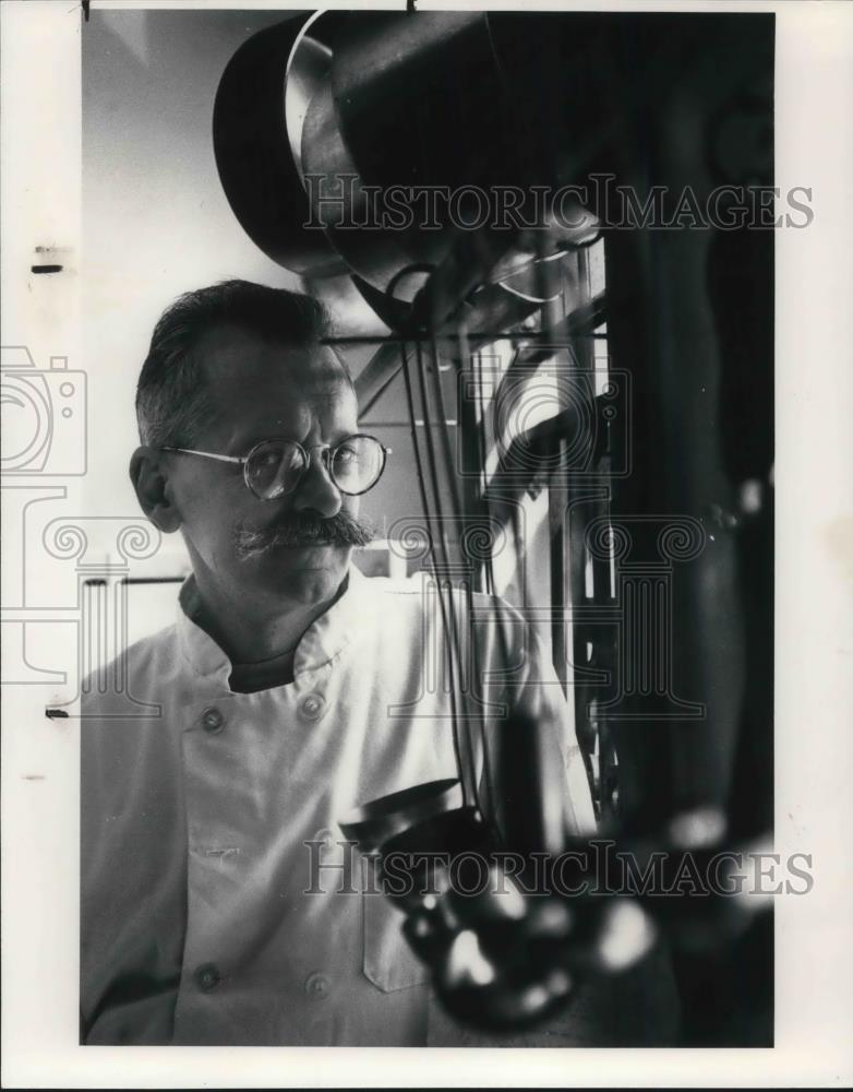 1991 Press Photo Parker Bosely in the kitchen of his restaurant on St. Clair. - Historic Images