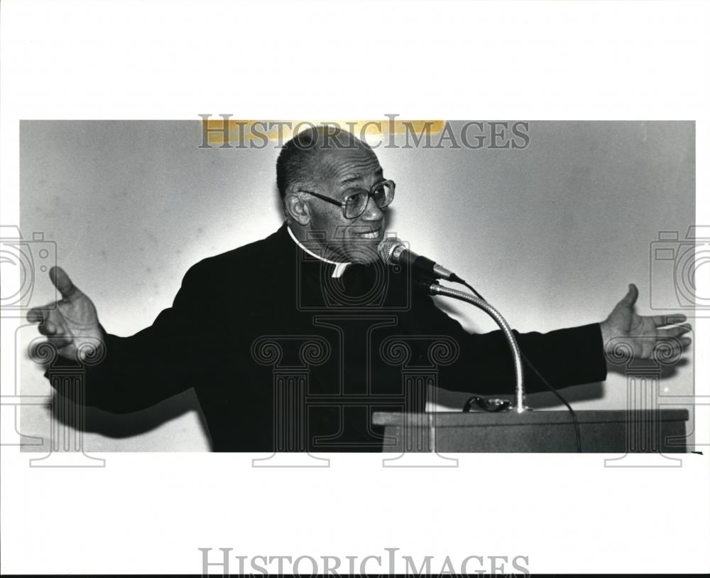 1991 Press Photo Father George H. Clements speaks for Community Planning Seminar - Historic Images