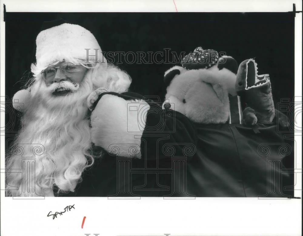 1990 Press Photo William Dieterle dressed as Santa - Historic Images