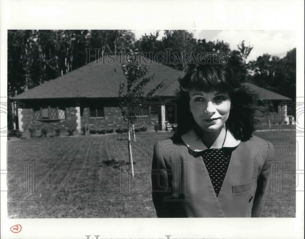 1992 Press Photo Dr. Joyce Banjac in front of her house - Historic Images