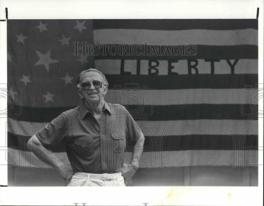 1990 Press Photo Jay W. Collins of Euclid with his flag that his ancestors made - Historic Images