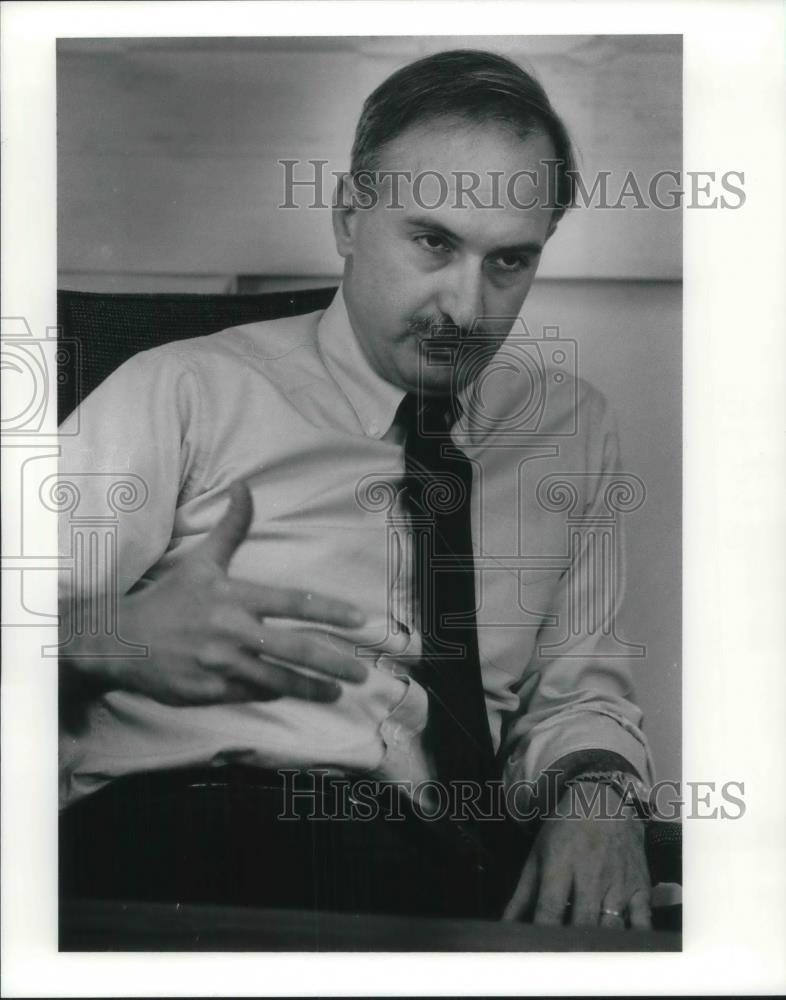 1991 Press Photo Mike Bowerman of Morse Diesel during interview. - Historic Images