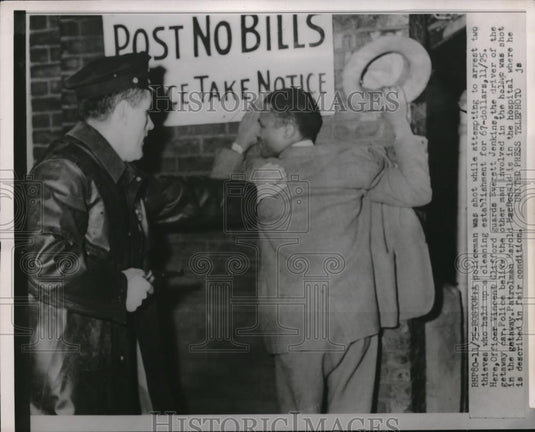 1953 Press Photo Officer Vincent Clifford guards suspect Everett Jenkins - Historic Images