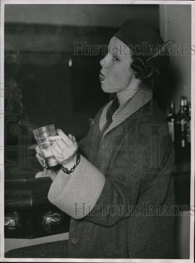 1938 Press Photo Miss Lackey of Wisconsin traveled around the world with a coin - Historic Images