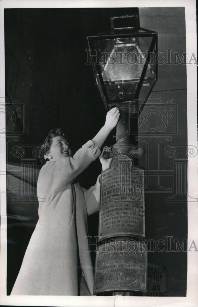 1956 Press Photo Fay McMichen lights the Civil war street lamp in Atlanta - Historic Images