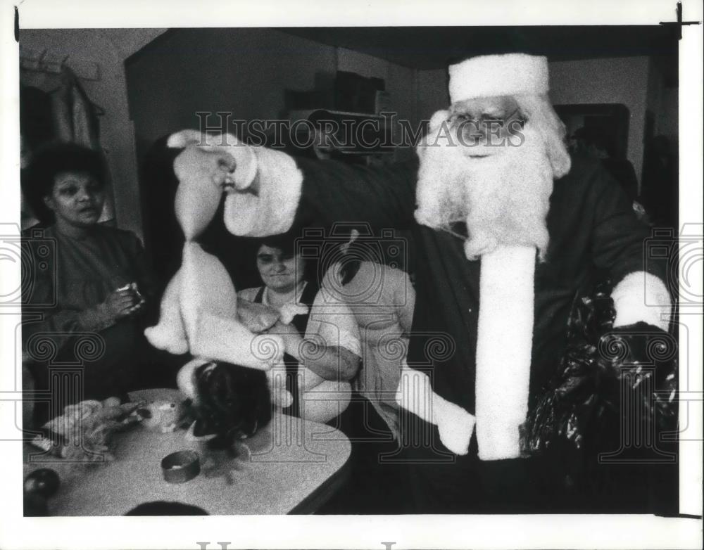 1990 Press Photo Santa played by Leroy Dickie at the Loarin Social Center - Historic Images