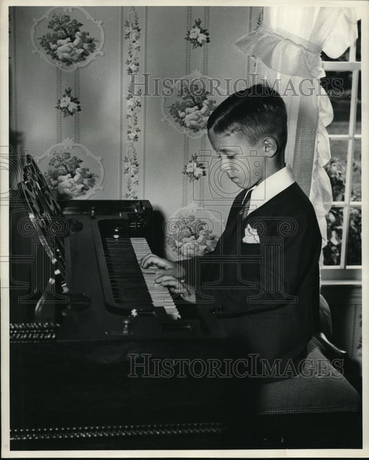 1947 Press Photo Child David Taylor Ogden at a piano - Historic Images