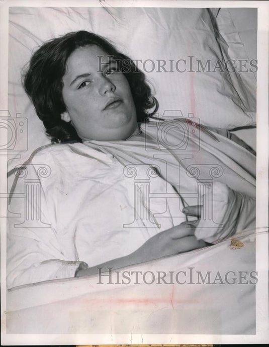 1955 Press Photo Jacqueline Williams in a hospital bed - Historic Images